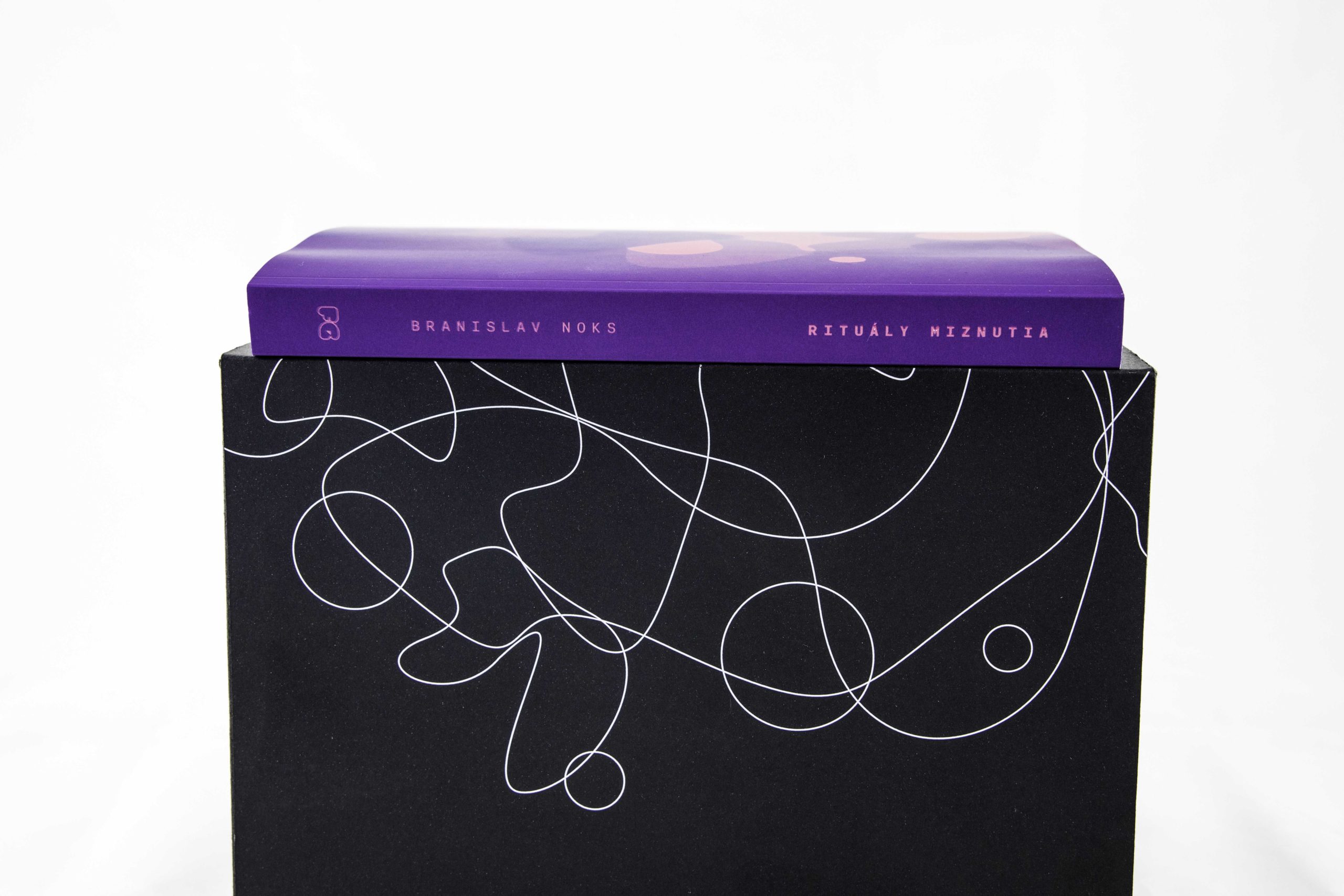 RM kniha detail + krabica